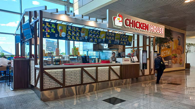 Ресторанный дворик ChickenHouse в аэропорту Домодедово